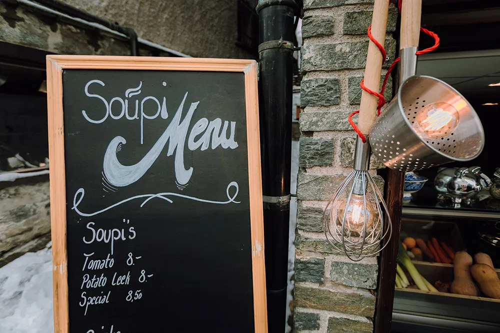 Photo by Jackie Yong Photography. theweddingnotebook.com