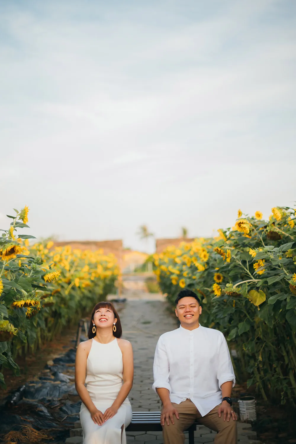 Wedding portraits in a sunflower garden in Malaysia. Photography Justmarrywedding. theweddingnotebook.com