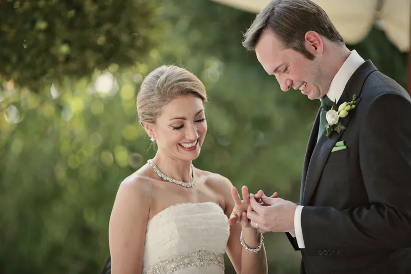 exchange of the rings. ZA Gallery. theweddingnotebook.com