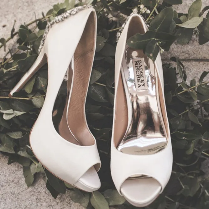 Photo by Angela Rose Photography. theweddingnotebook.com