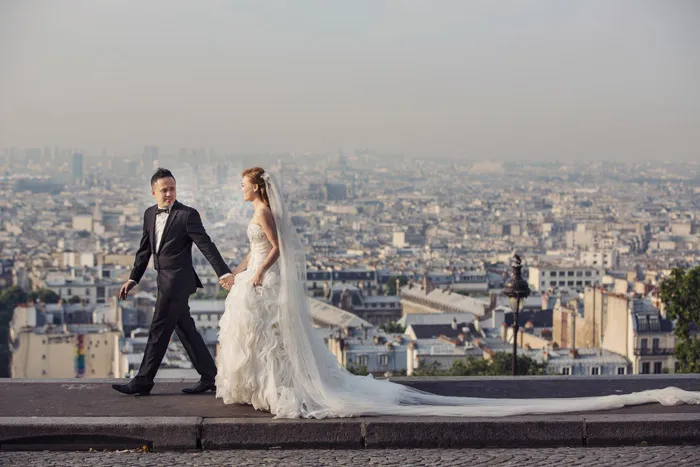 Destination bridal portraits in Paris. Edwin Tan Photography. theweddingnotebook.com
