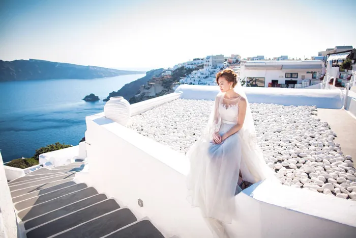 Destination pre-wedding photos at Santorini. Edwin Tan Photography. theweddingnotebook.com