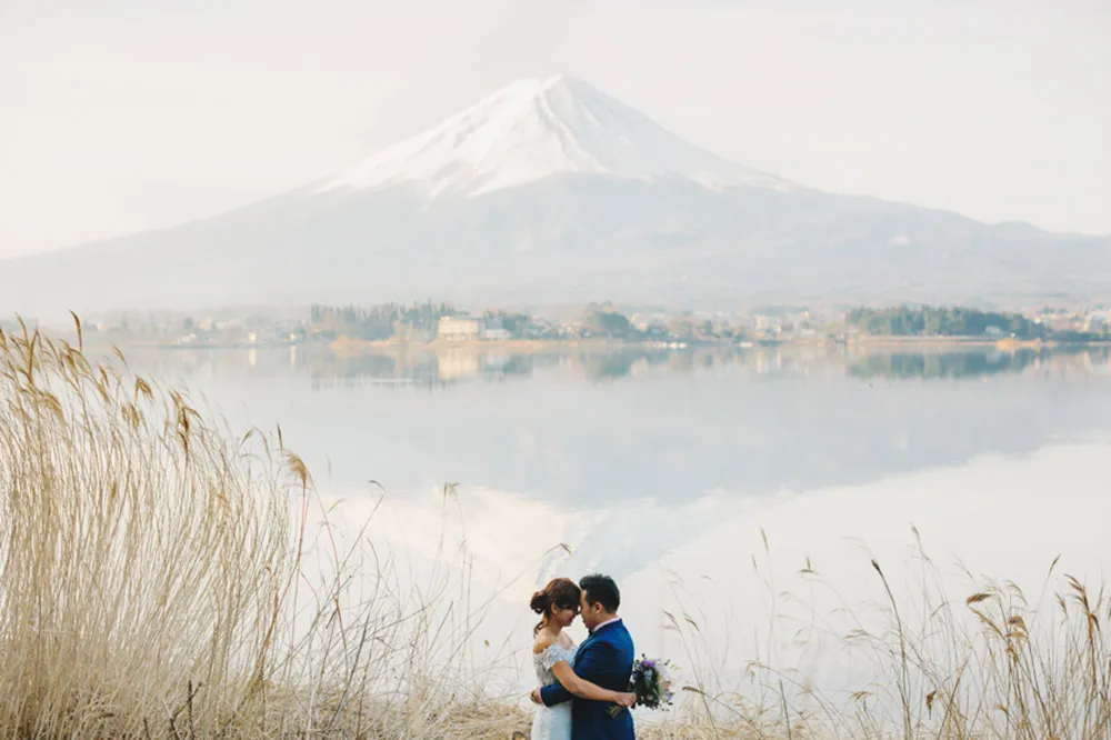 Bridal portraits around Mount Fuji. Photo by Synchronal Photography. theweddingnotebook.com