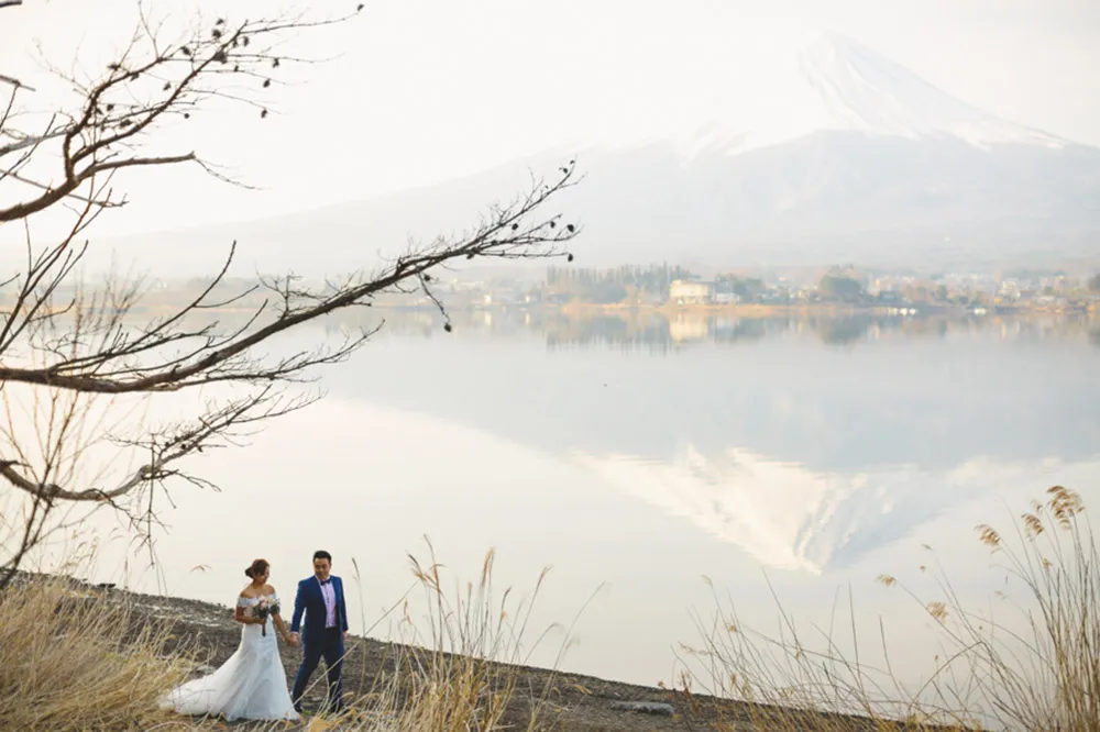Bridal portraits around Mount Fuji, Japan. Photo by Synchronal Photography. theweddingnotebook.com