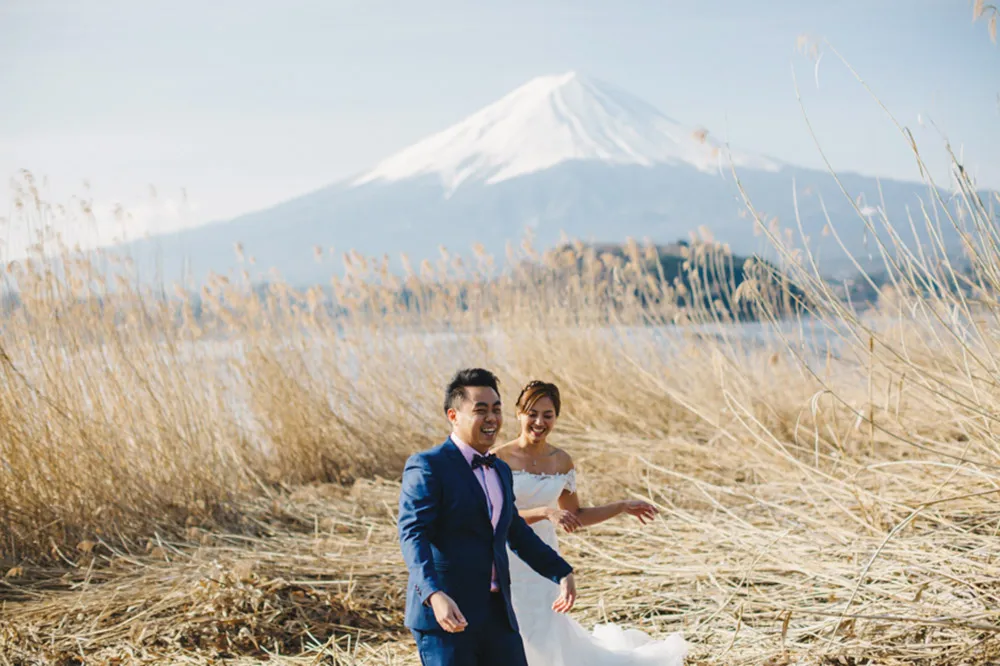 Bridal portraits around Mount Fuji, Japan. Photo by Synchronal Photography. theweddingnotebook.com