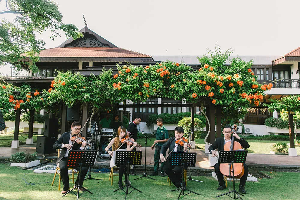 Photo by Louis Han Photography. theweddingnotebook.com