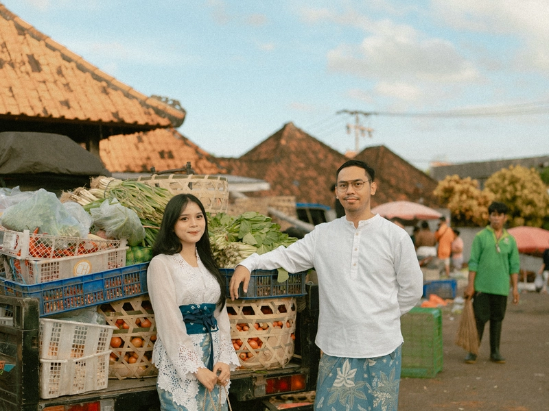 Vibrant, Earthy ‘Kampong’ Pre-Wedding Shoot at Bali’s Open Market