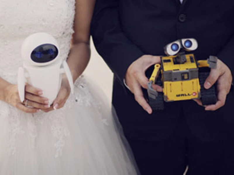 Wall-E Falls For Eve