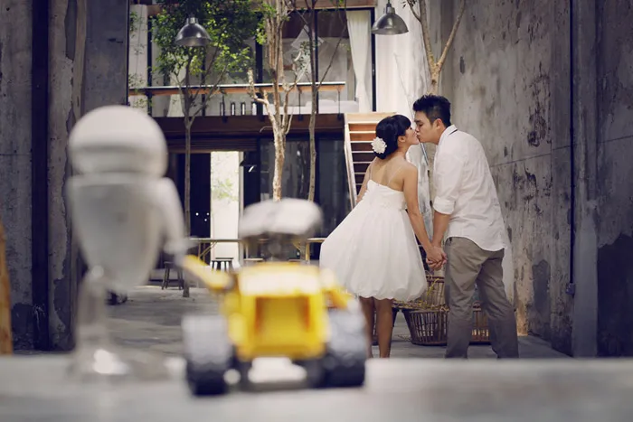 Bridal portraits at Sekeping Victoria, Penang. Photography by U Wang Studio. theweddingnotebook.com